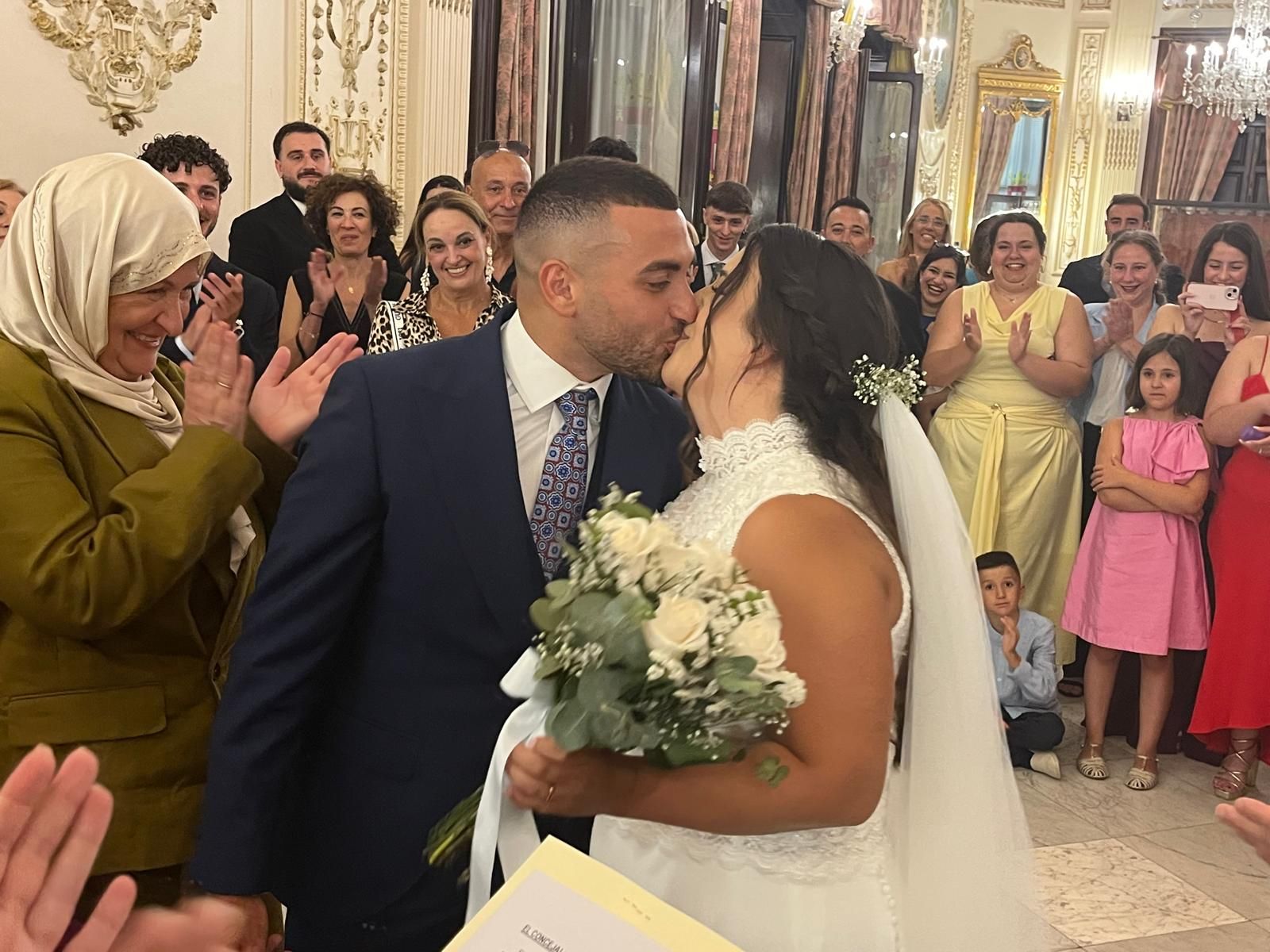 Omar y Claudia sellan su amor en el Salón del Trono