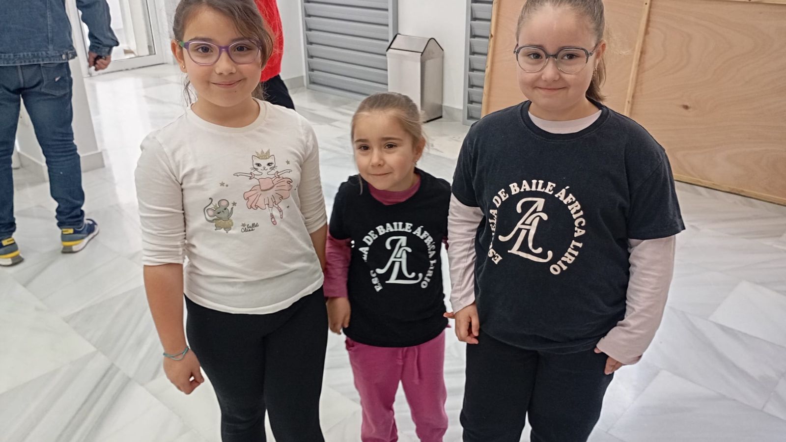 Tres pequeñas posan para nuestra cámara minutos antes de empezar la actividad