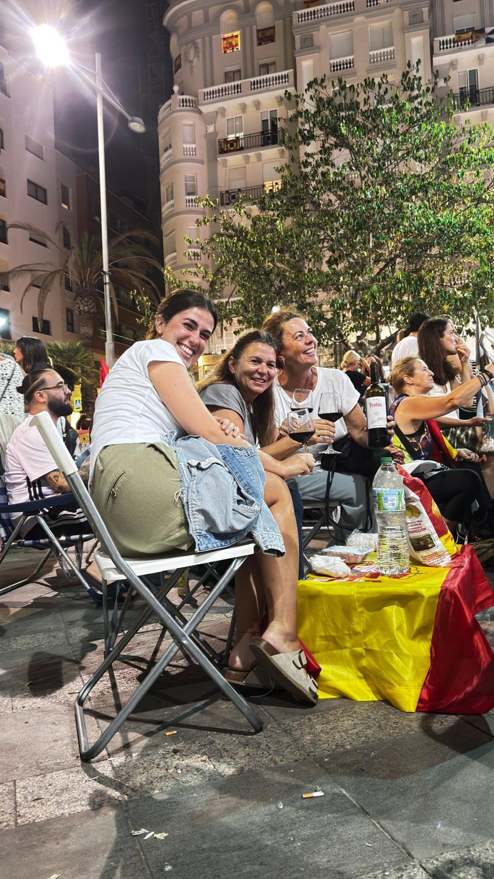 La Plaza de los Reyes se convierte en un gran salón para arropar a Vivas