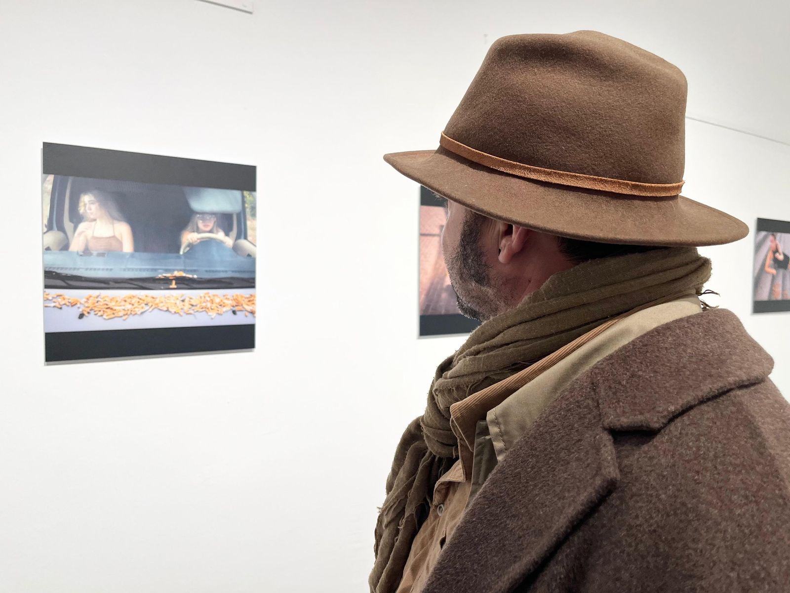 Un ciudadano observa la exposición 'Dos de cada tres' de la artista Lola Nieto en el Museo del Revellín