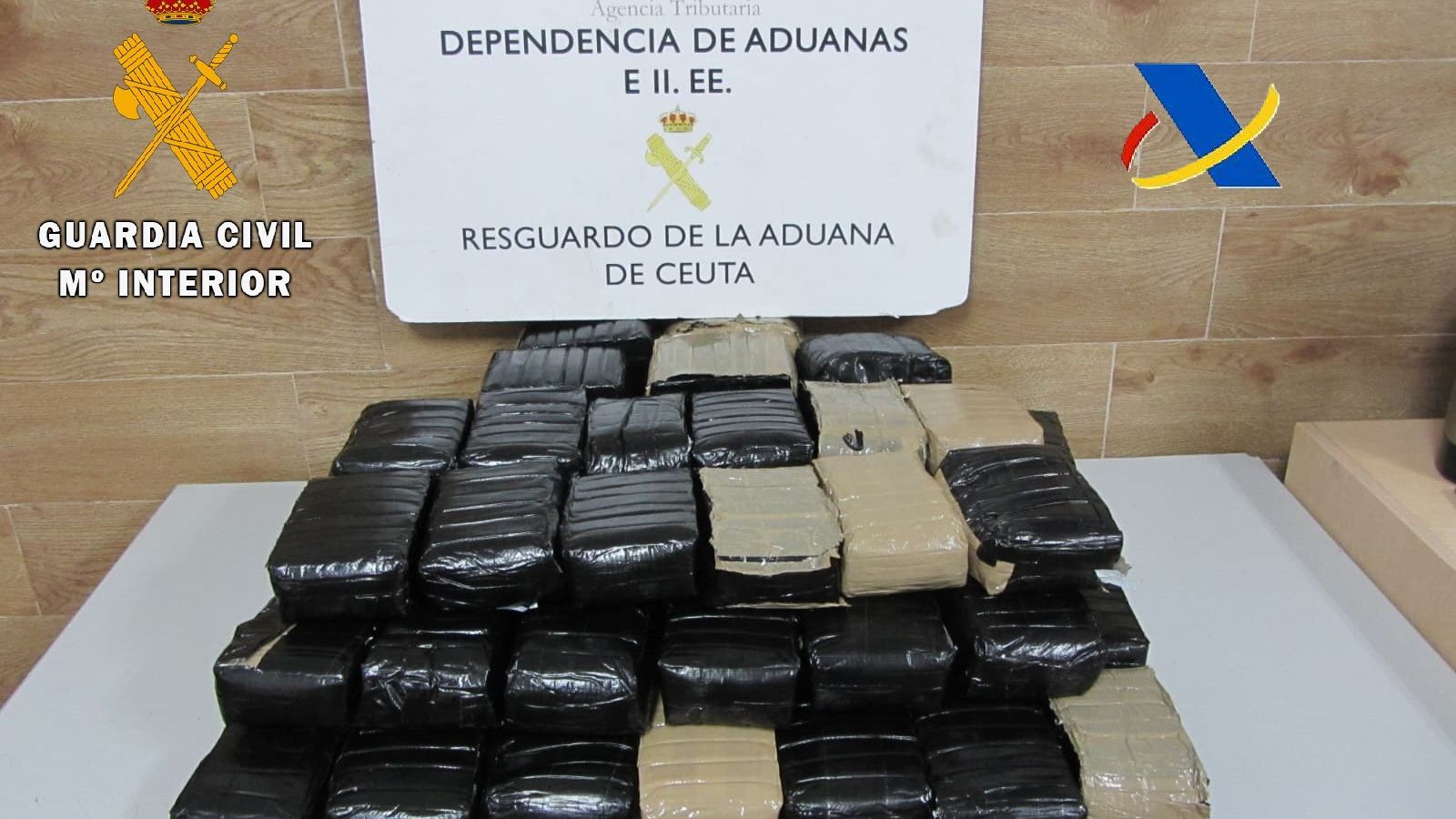 A falta del pesaje oficial, la Guardia Civil estima que la droga incautada alcanza los 48 kilos A falta del pesaje oficial, la Guardia Civil estima que la droga incautada alcanza los 48 kilos
