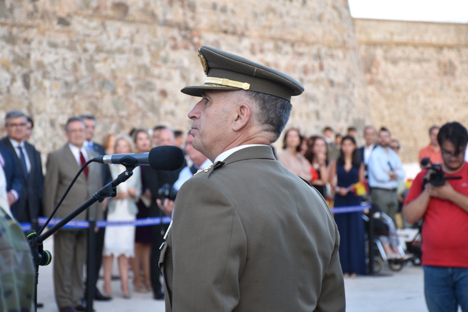 En primer plano, el comandante general de Ceuta, Marcos Llago. / FOTO NICOL´S