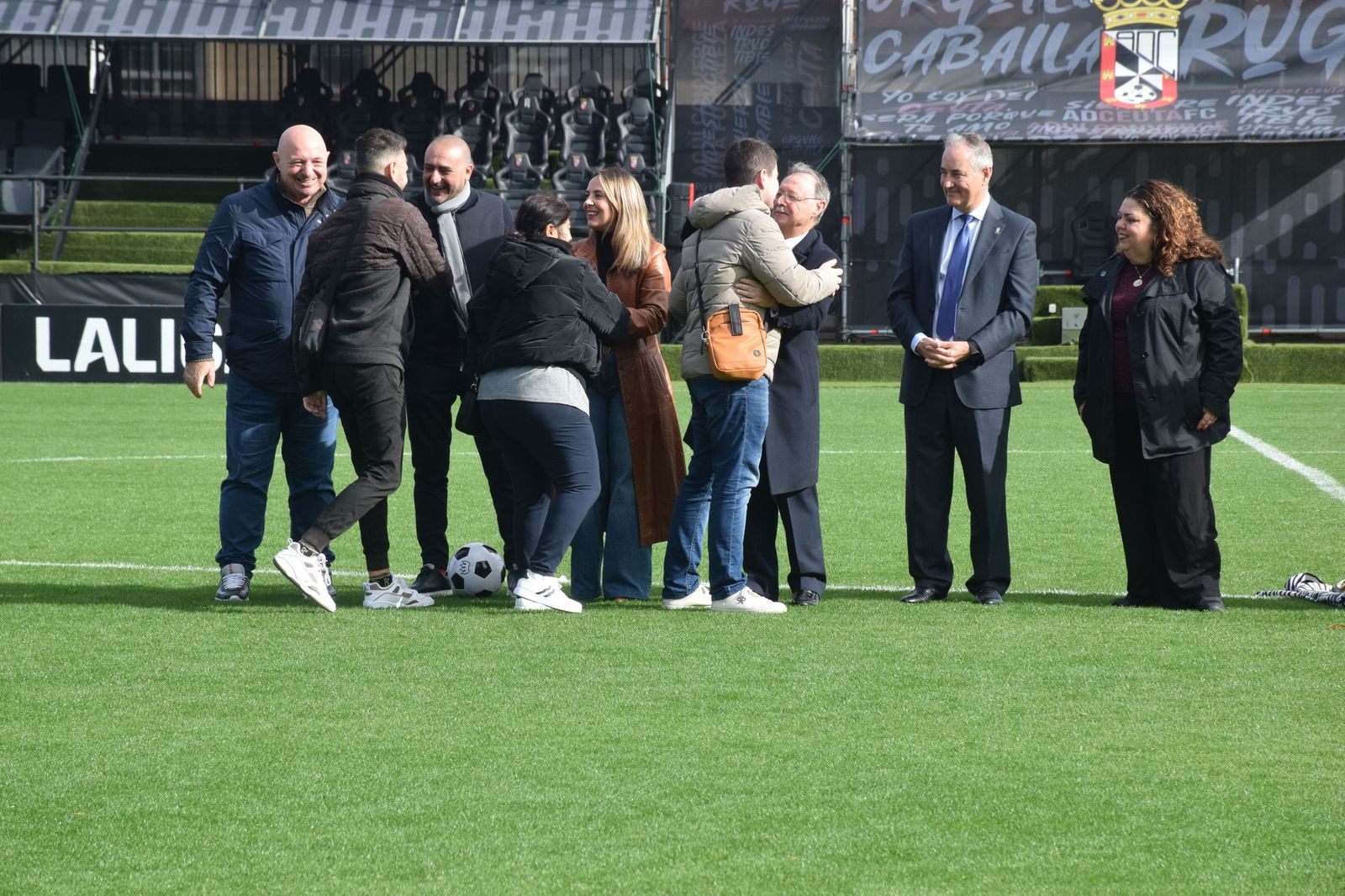 Los Reyes Magos aterrizan en el Alfonso Murube horas antes de la cabalgata