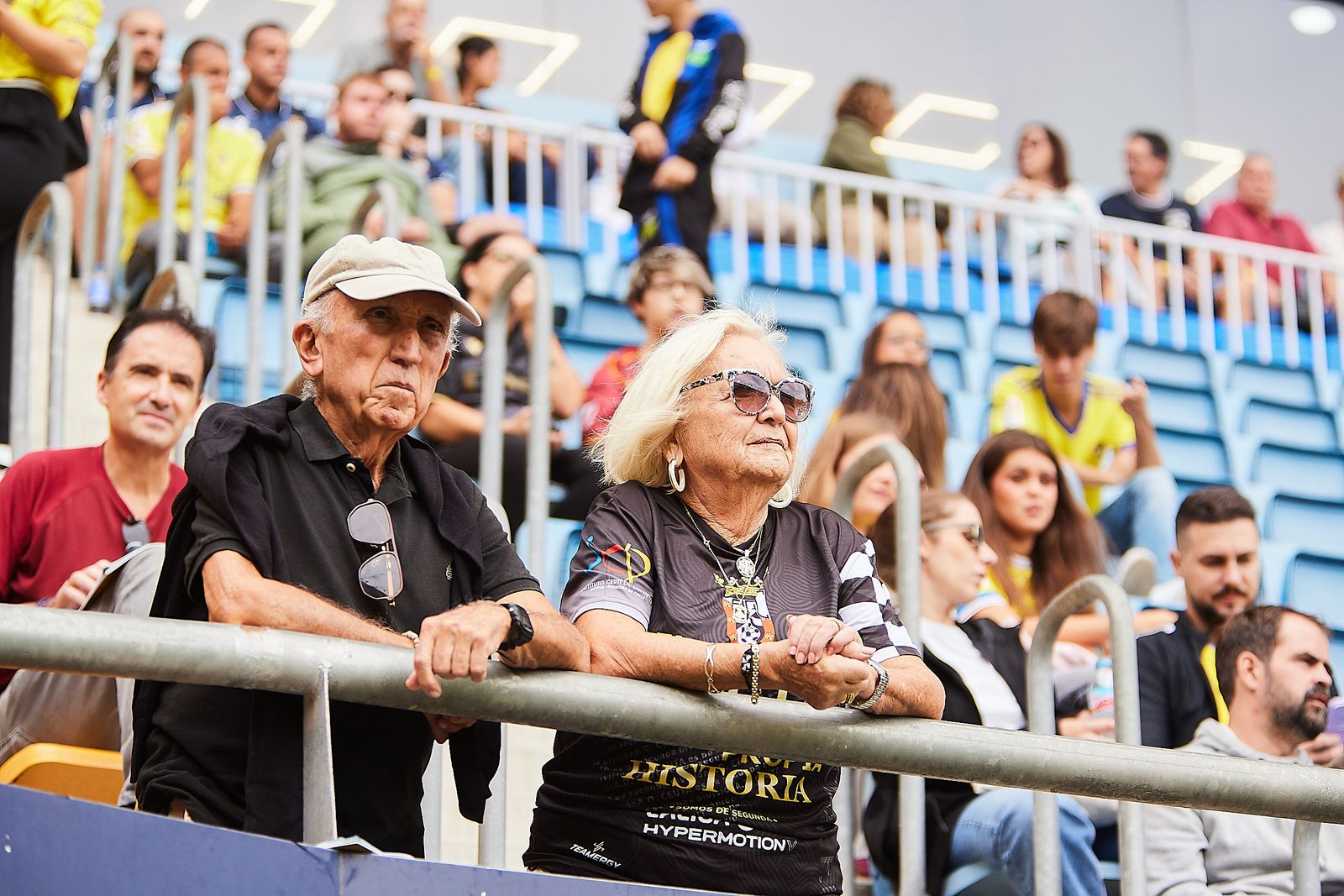 Ambientazo en la zona de la afición ceutí en el 'Nuevo Mirandilla'