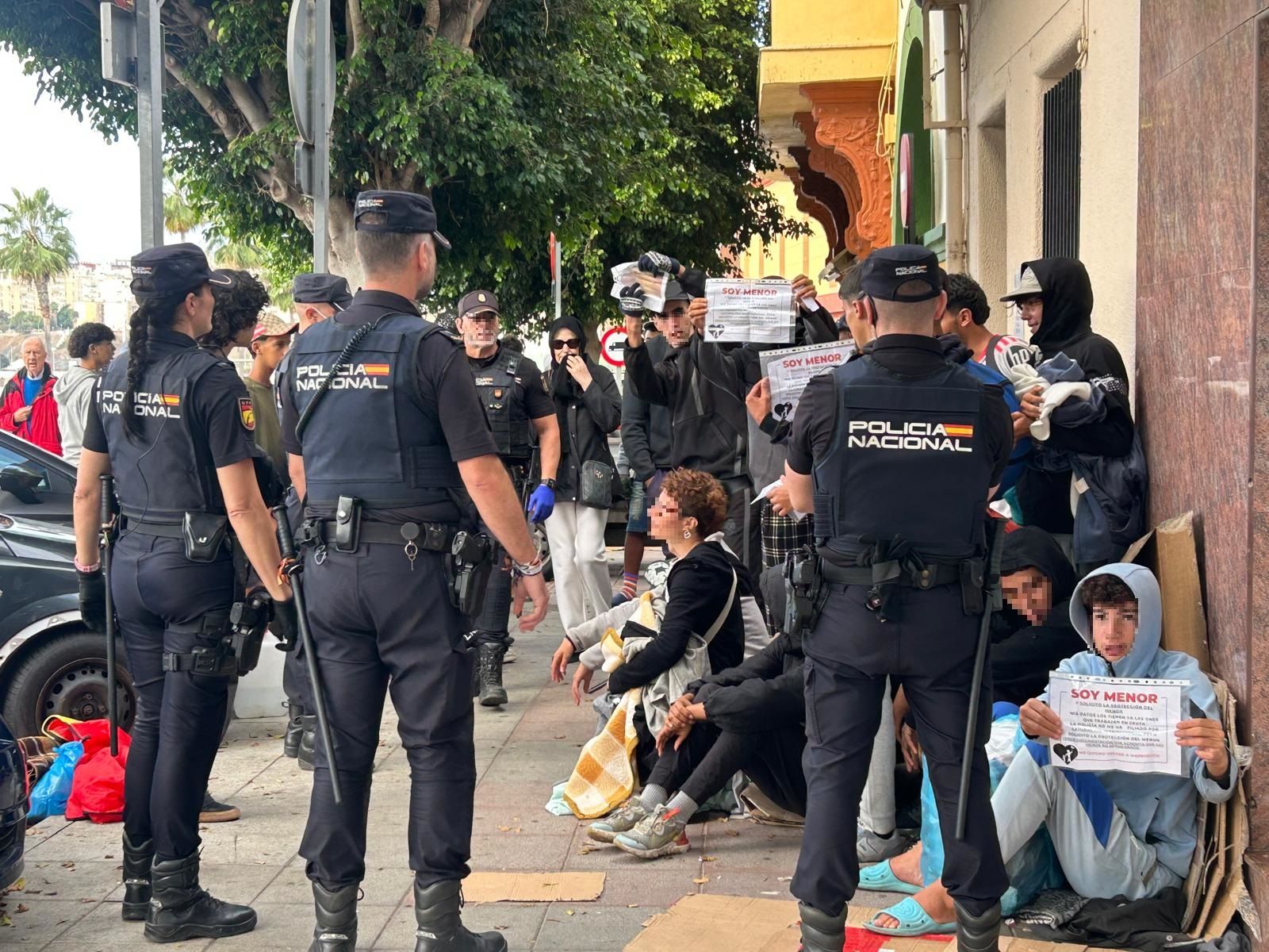 Menores en el Paseo de Colón a la espera de ser filiados en comisaría