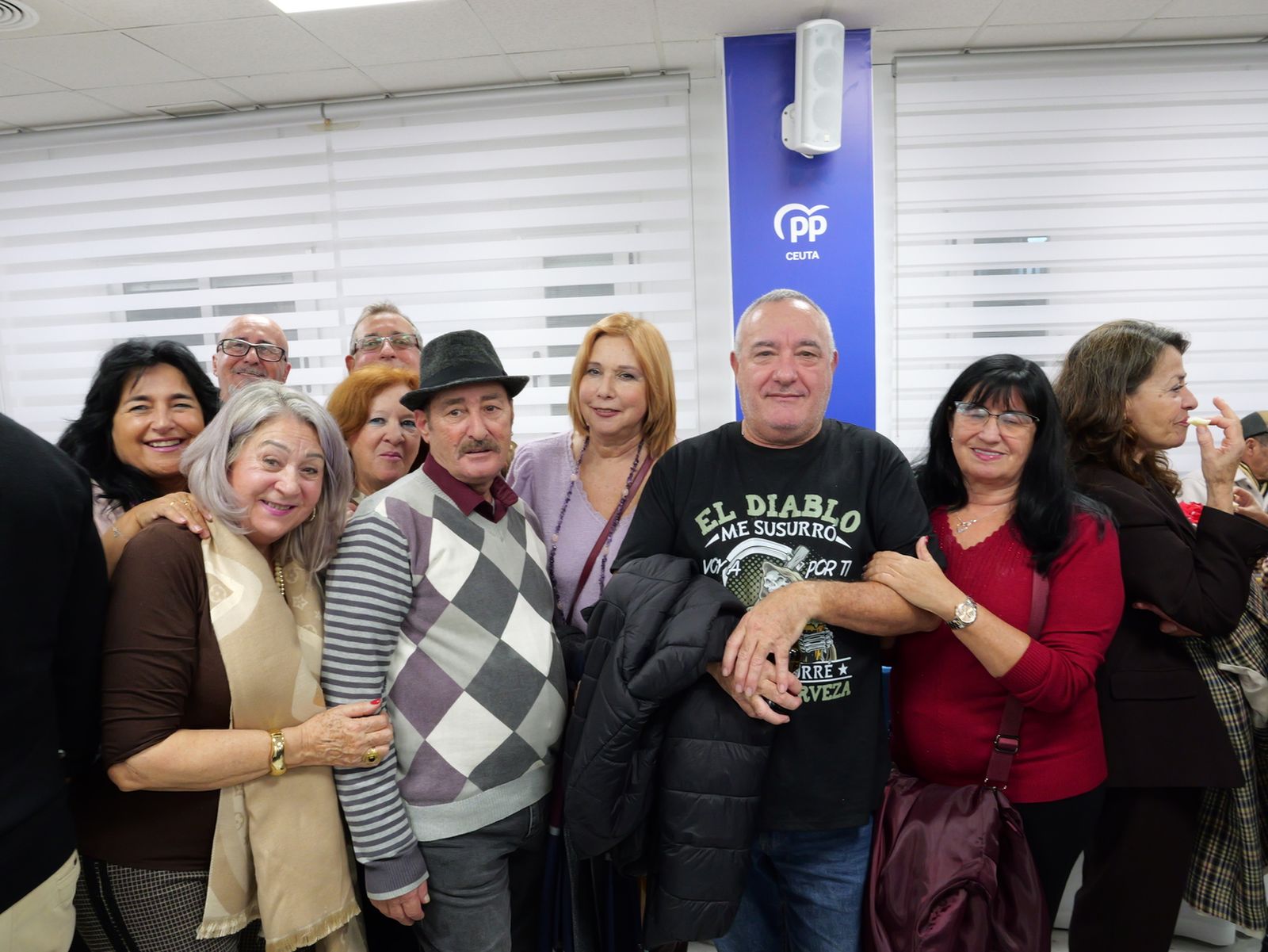 Vivas sugiere un relevo futuro y reivindica su gestión en la copa navideña del PP