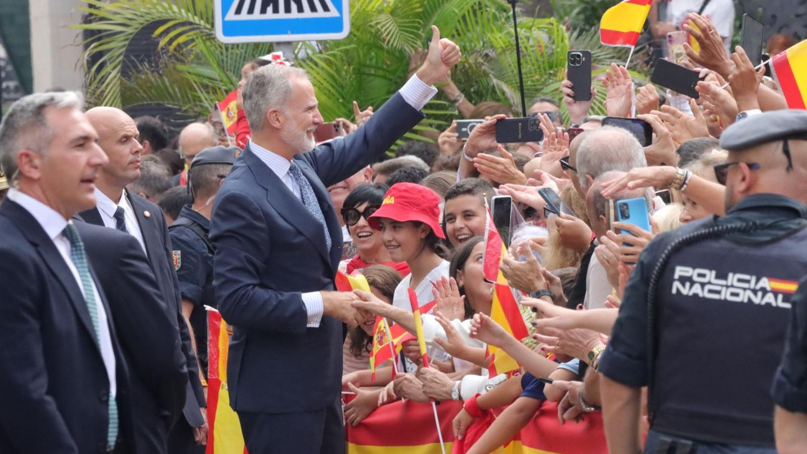 El Rey saluda a los ceutíes durante su llegada a la ciudad