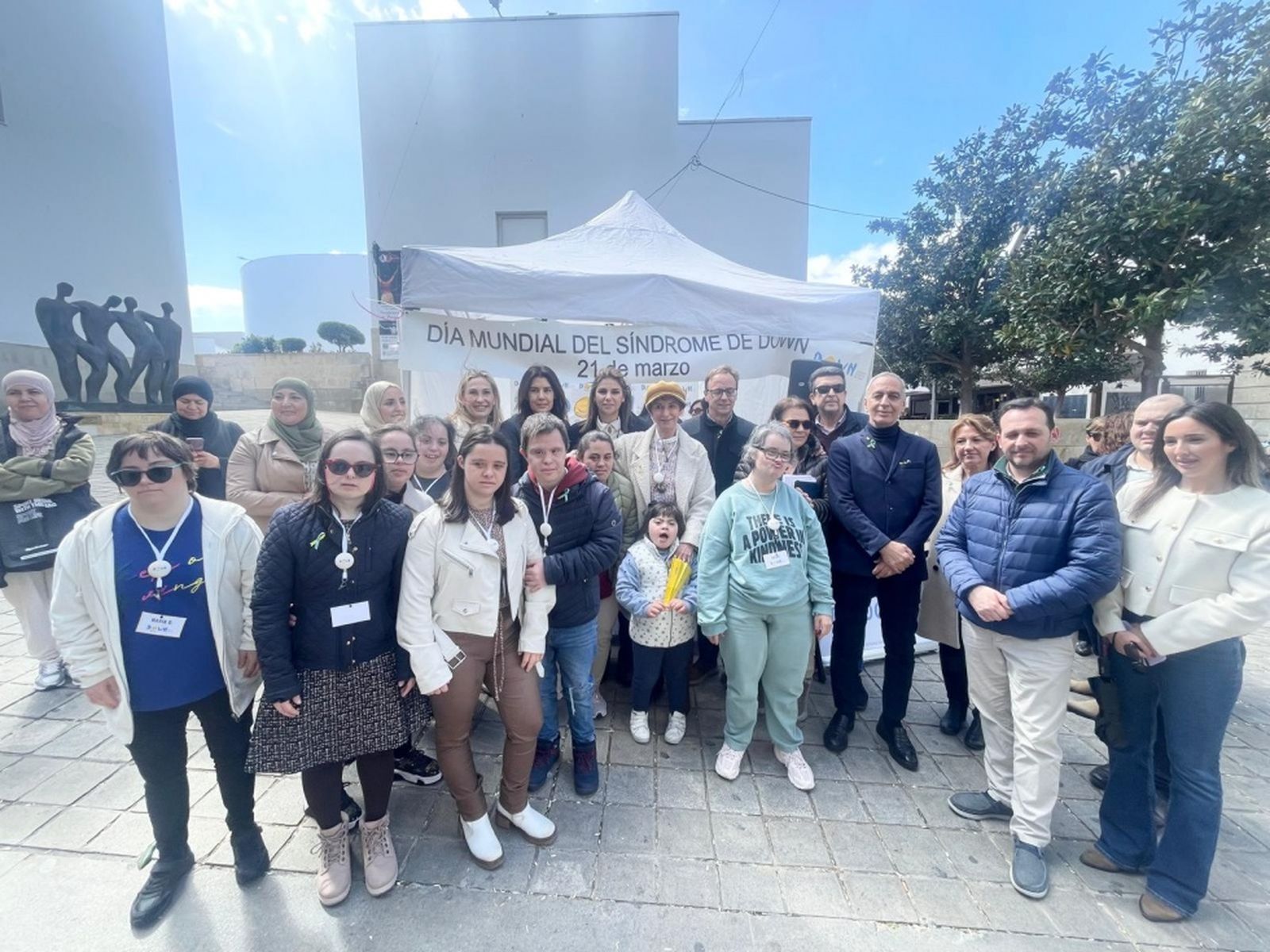 Foto de familia tras la lectura del manifiesto/ Reduan