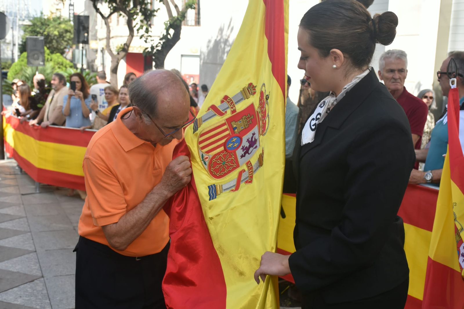 Multitud de ceutíes juran bandera de manera simbólica para mostrar su pertenencia a España
