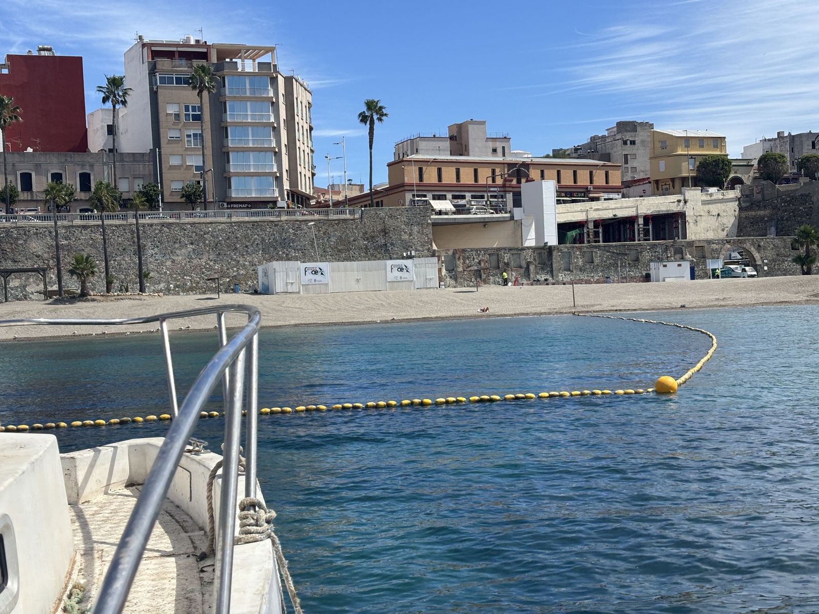 Ceuta blinda sus playas contra las medusas: el trabajo invisible que garantiza un verano seguro en el mar