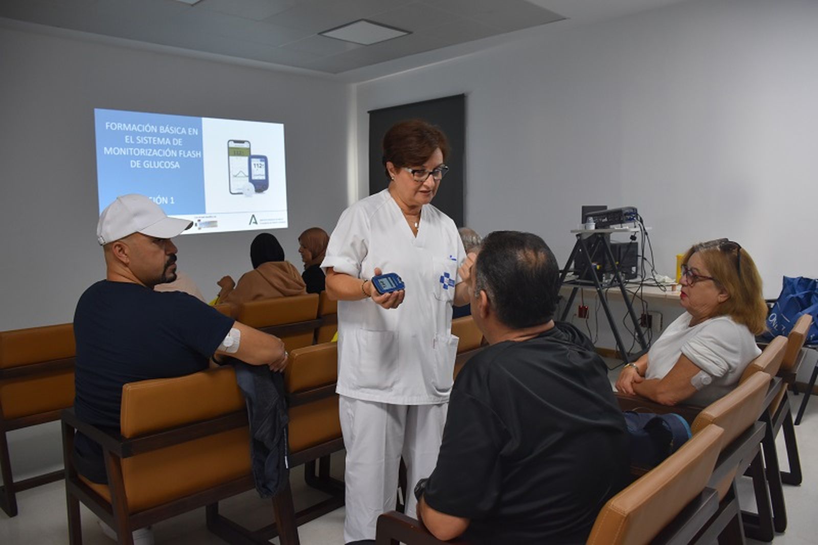Rosa Rodríguez, enfermera especialista en diabetes, durante una charla ofrecida a pacientes que acababan de recibir su sensor flash hace un año. / FOTO G.S.