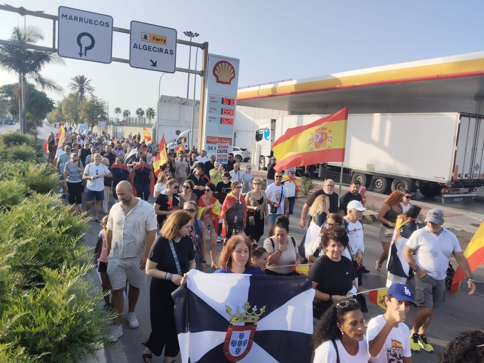 Ceuta se concentra contra el futuro asentamiento para acoger migrantes en el Muelle de Poniente