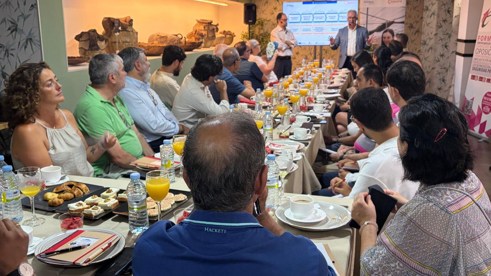 Expresarios y profesionales ceutíes presentes en el desayuno del hotel Ulises.