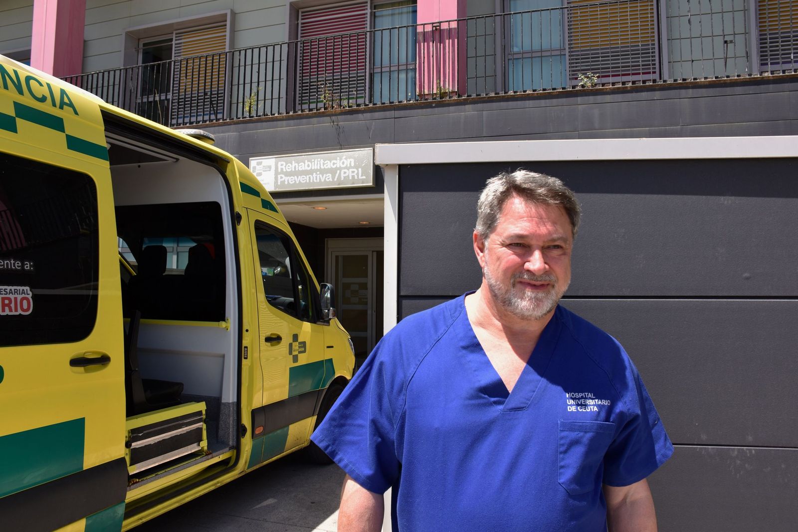 El enfermero del Trabajo del HUCE, Emilio Barrientos, a las puertas de la sede de su servicio