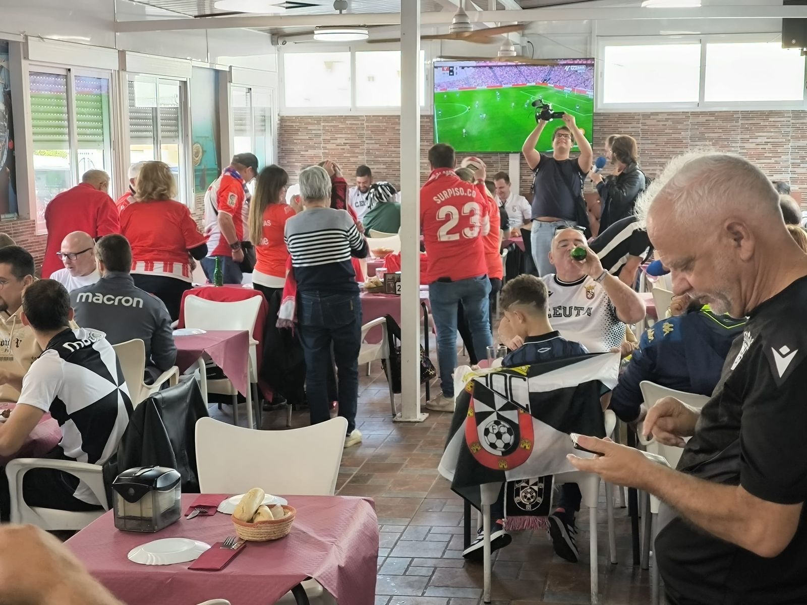 Las aficiones de Ceuta y Almería disfrutan del buen ambiente en la previa al partido