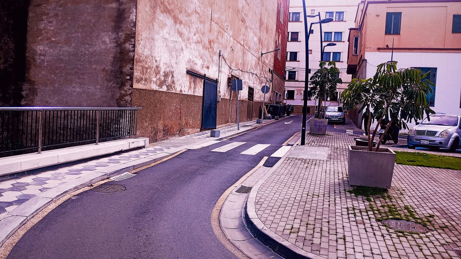 La imagen de María Santísima de las Lágrimas saldría por este callejón, justo frente a la Guardia Civil