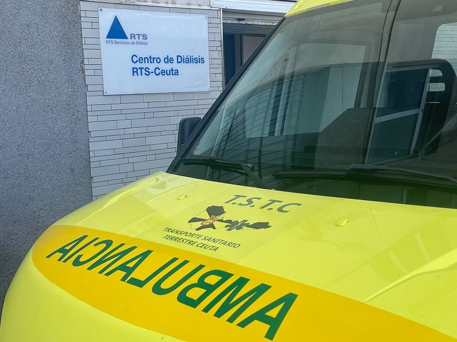 Una ambulancia del Grupo Tenorio frente al Centro Externo de Diálisis de Ceuta. / FOTO REDUAN