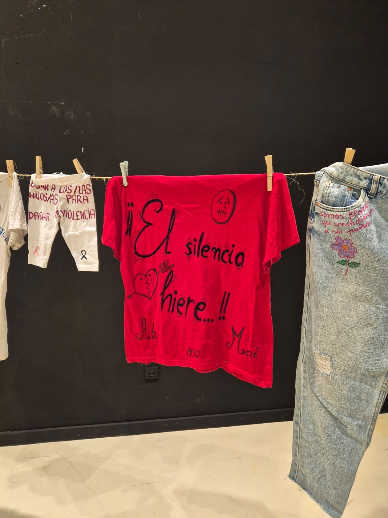 Exposición de piezas realizadas en tela por los internos de Fuerte Mendizabal