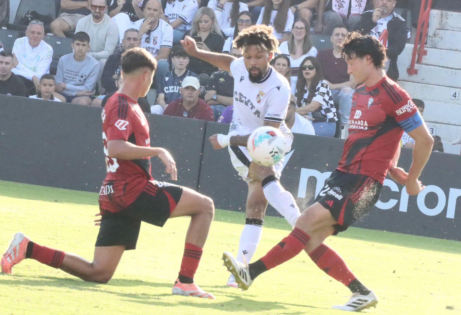 El Ceuta pone la directa ante el Mirandés: resumen en fotos