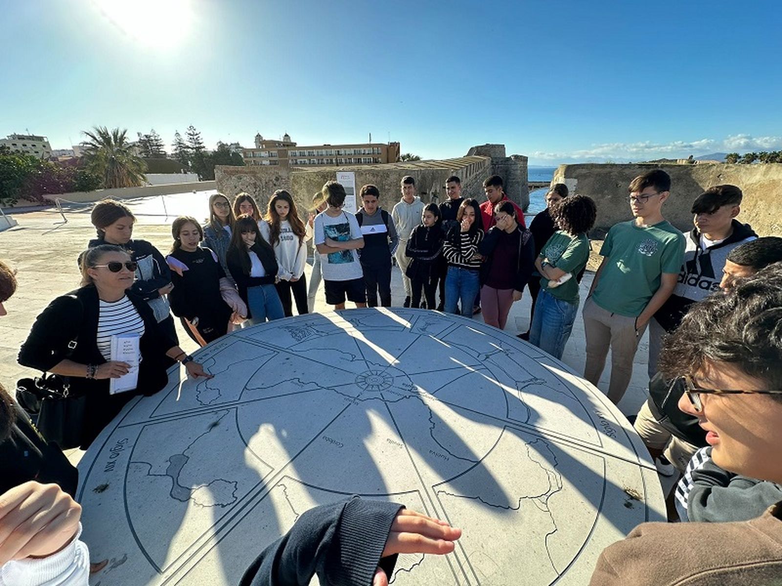 Actividades del departamento: visita a la Puerta Califal en francés./ FOTO CEDIDA