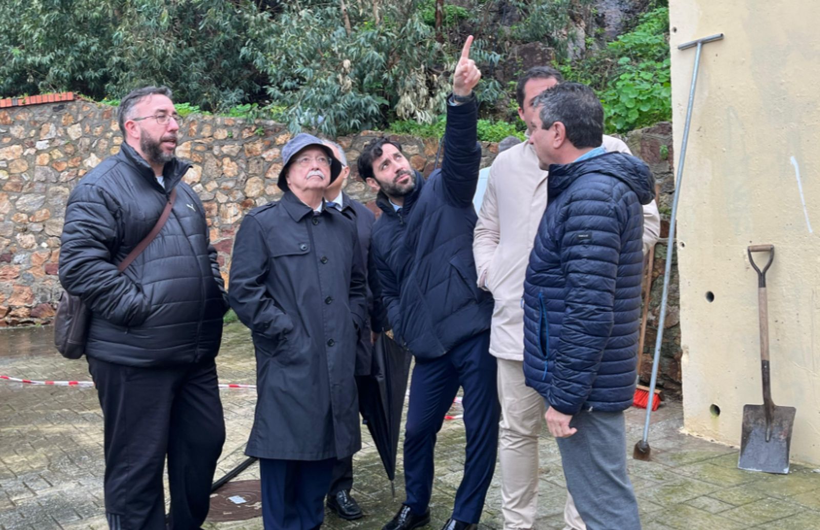 El presidente Vivas, dialoga con el consejero Peñalver, quien señala la zona afectada en San Amaro