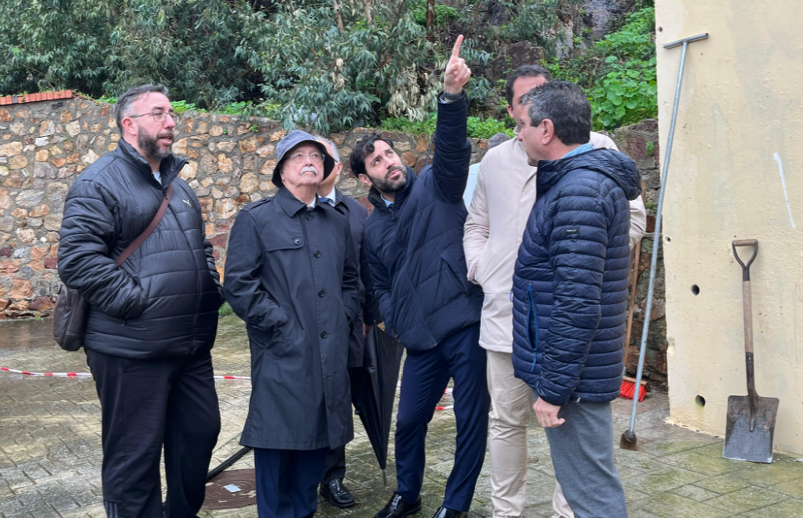 El presidente Vivas, dialoga con el consejero Peñalver, quien señala la zona afectada en San Amaro