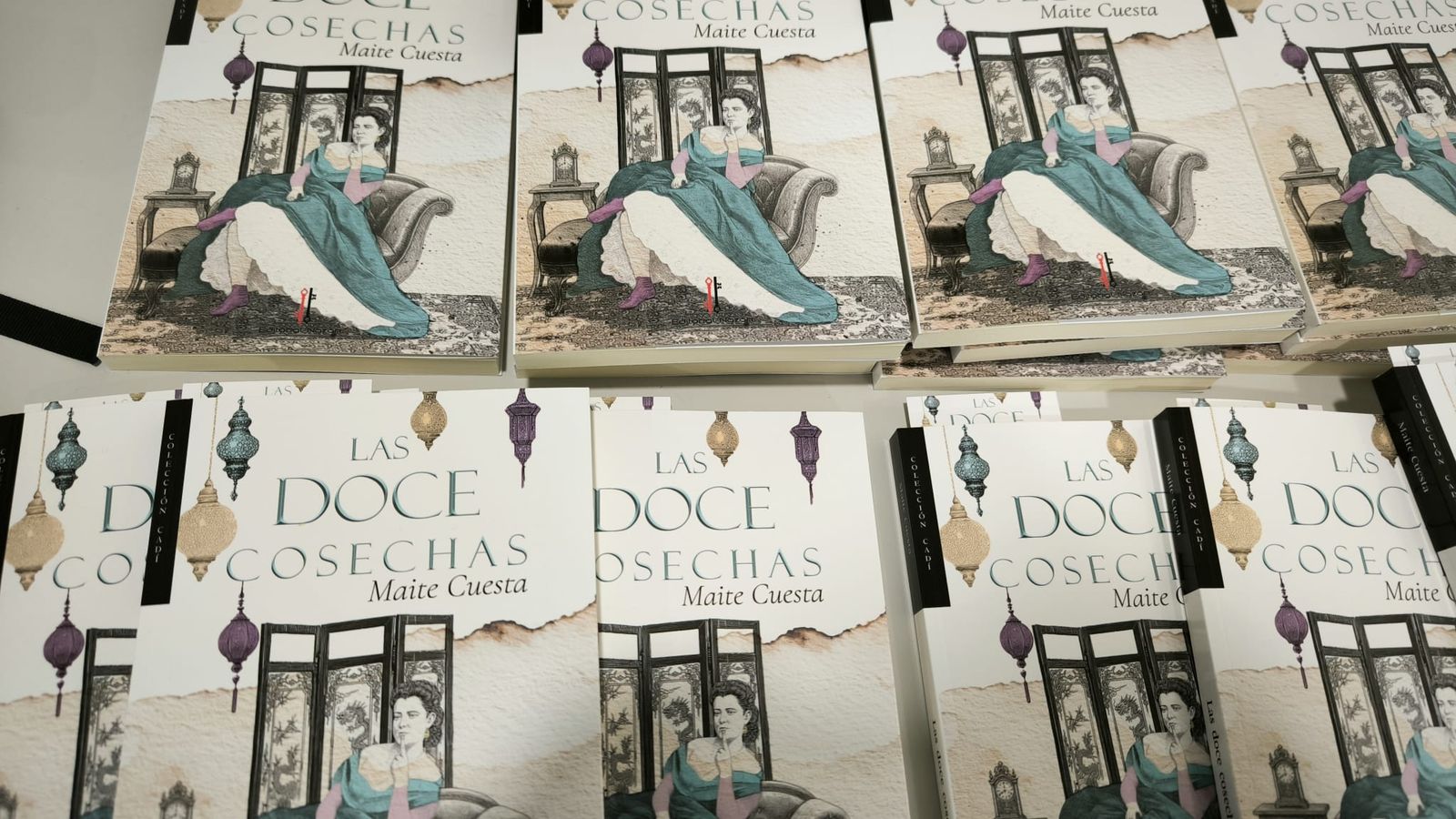 La novela Las Doce Cosechas, de la editorial Nazarí. La portada ha sido diseñada por Belén Estarla.