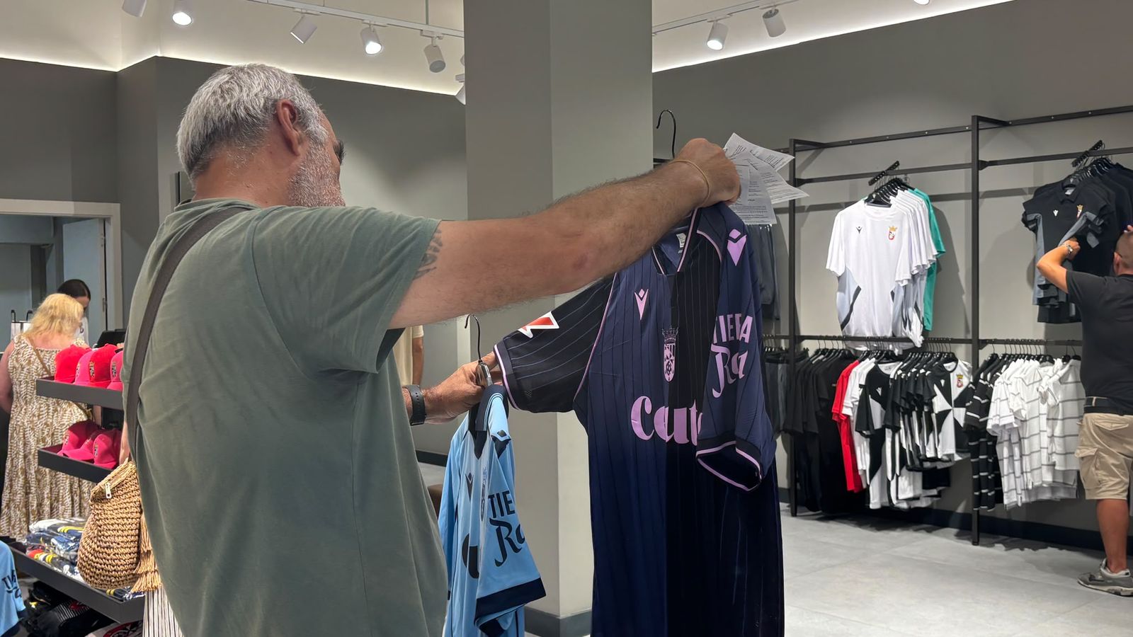 Las nuevas equipaciones de la AD Ceuta