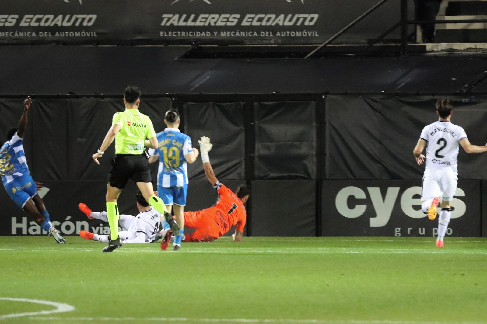 Las imágenes del partido entre la AD Ceuta y el Real Club Deportivo (X-X)