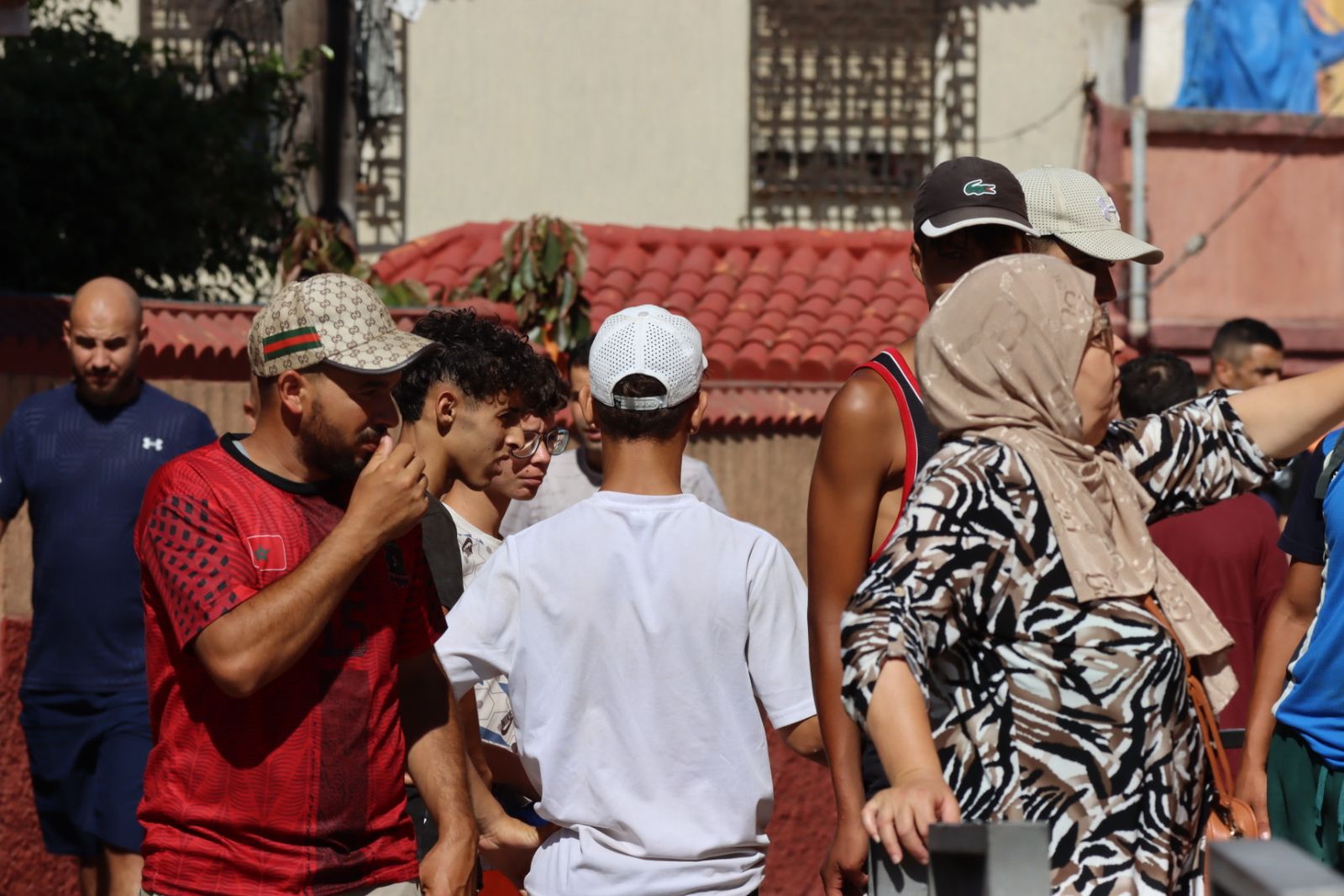 Vecinas del Príncipe junto a personas migrantes que deambulan por la barriada