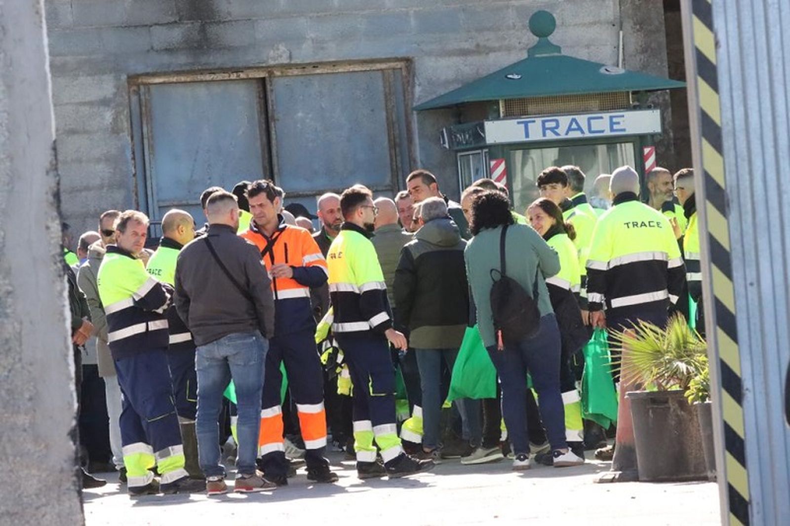 Los trabajadores del turno de fin de semana se reunieron este sábado con el Comité de Empresa. / FOTO REDUAN