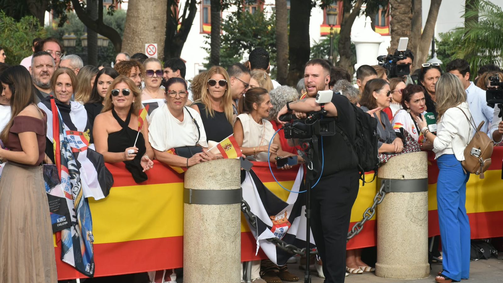 Cientos de ceutíes esperan a los Reyes a las puertas del Palacio Autonómico