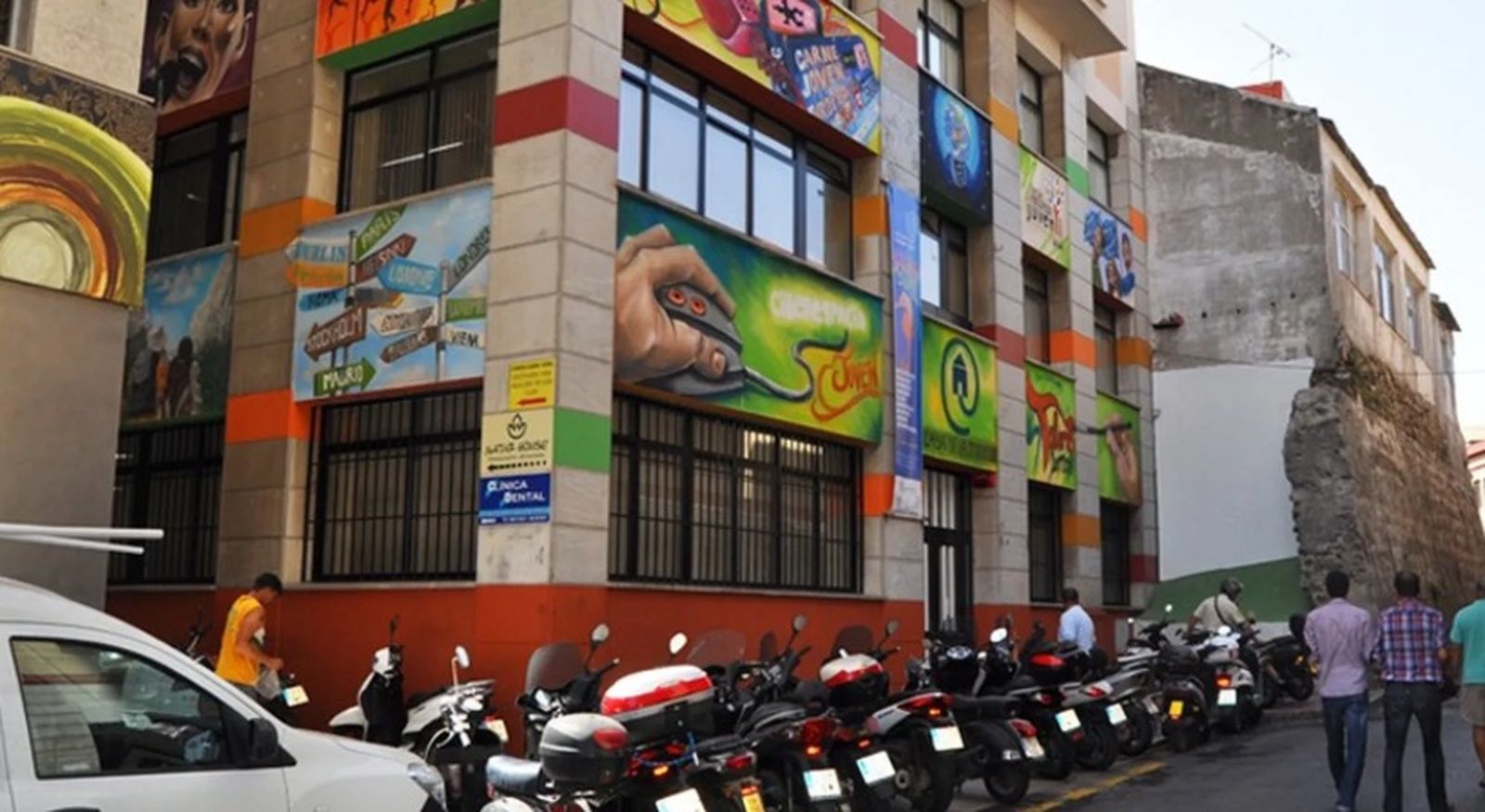 Acceso principal a la Casa de la Juventud en Ceuta