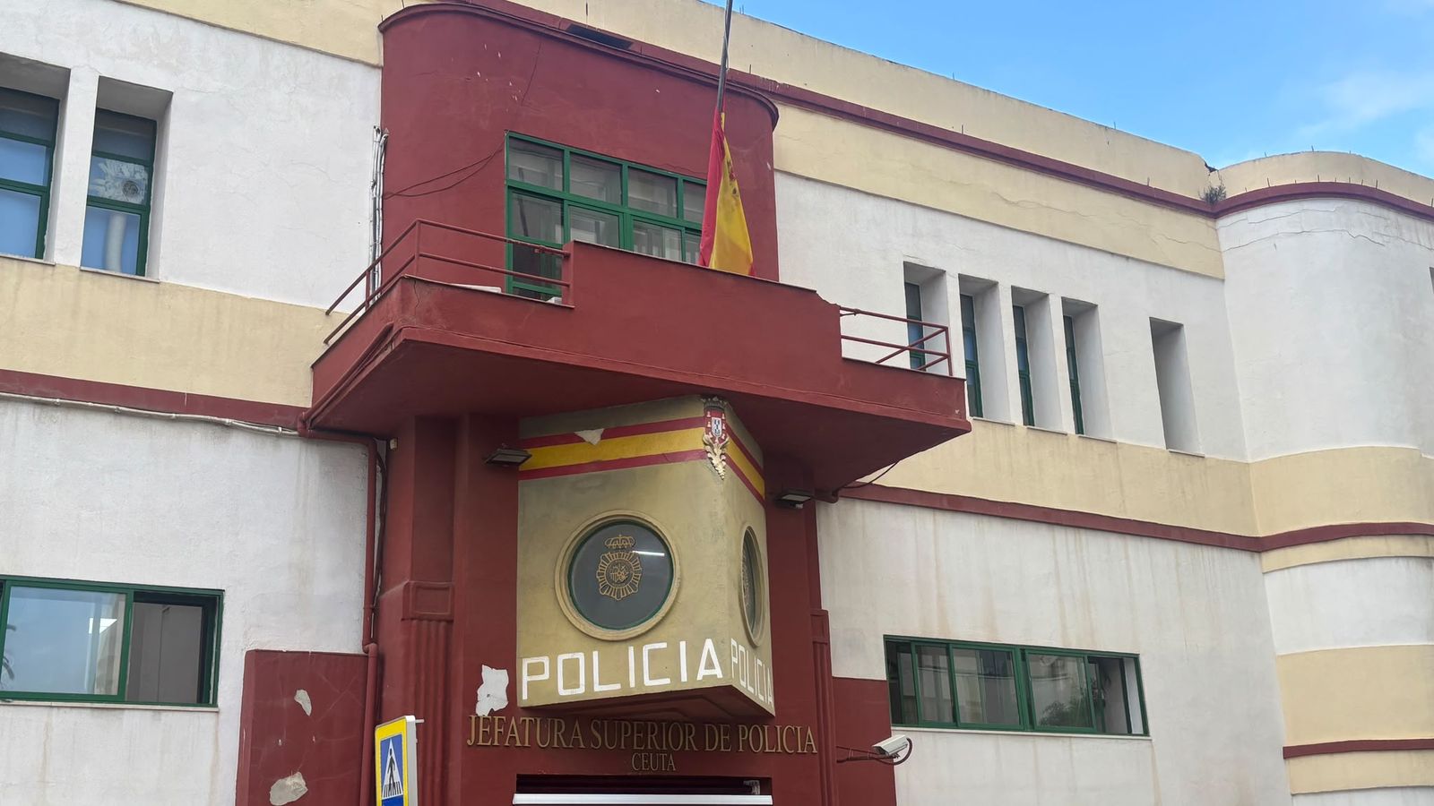 Ceuta muestra su duelo por la tragedia ferroviaria de Toledo con las banderas a media asta