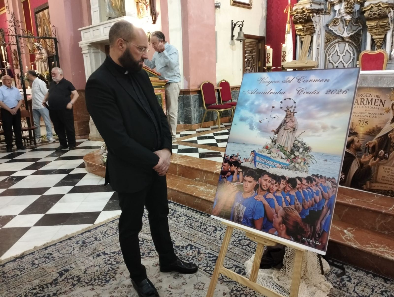 El vicario general contempla el cartel, expuesto hoy en Los Remedios