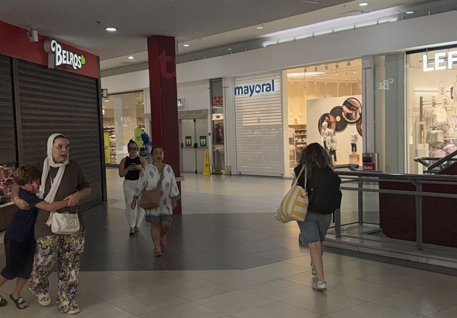 Interior del Centro Comercial Parques de Ceuta mientras clausuraban las tiendas este jueves
