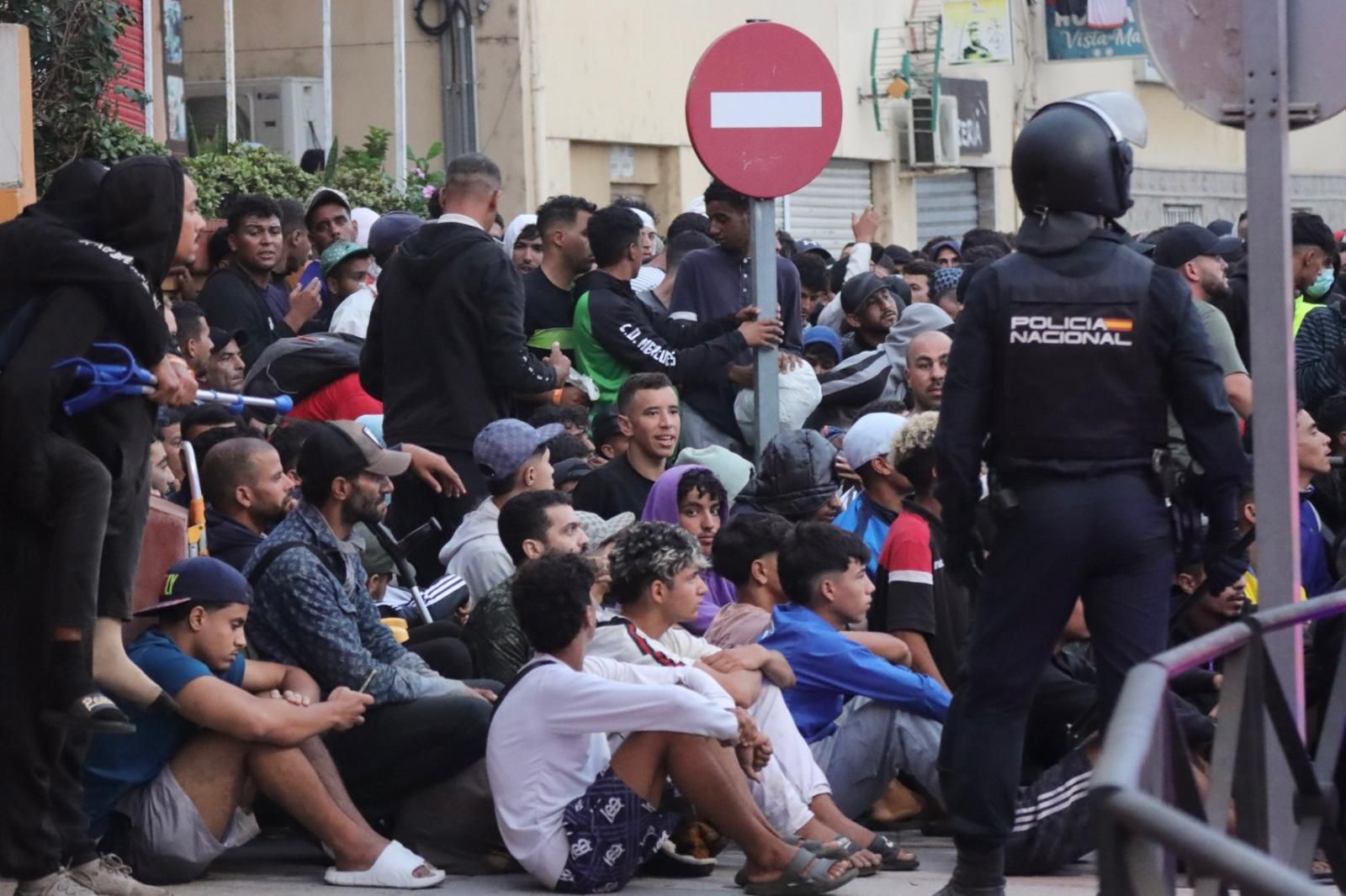 Tenso traslado  de más de  3.000 migrantes de las playas de Ceuta a un nuevo centro temporal