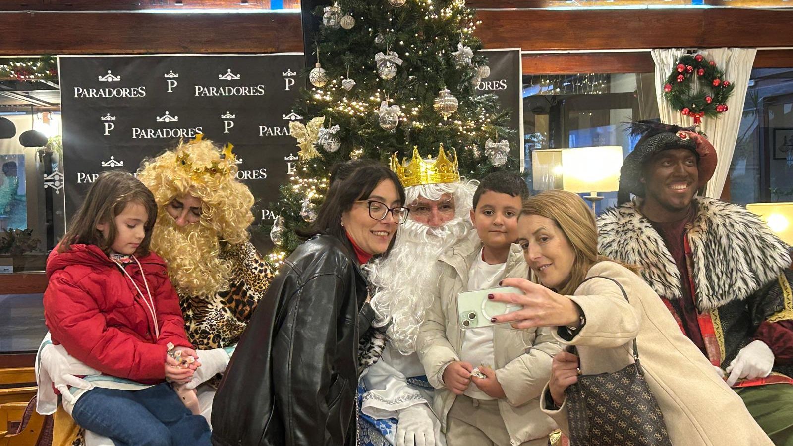 Los Reyes Magos recogen las cartas de los más pequeños en el Parador de Ceuta