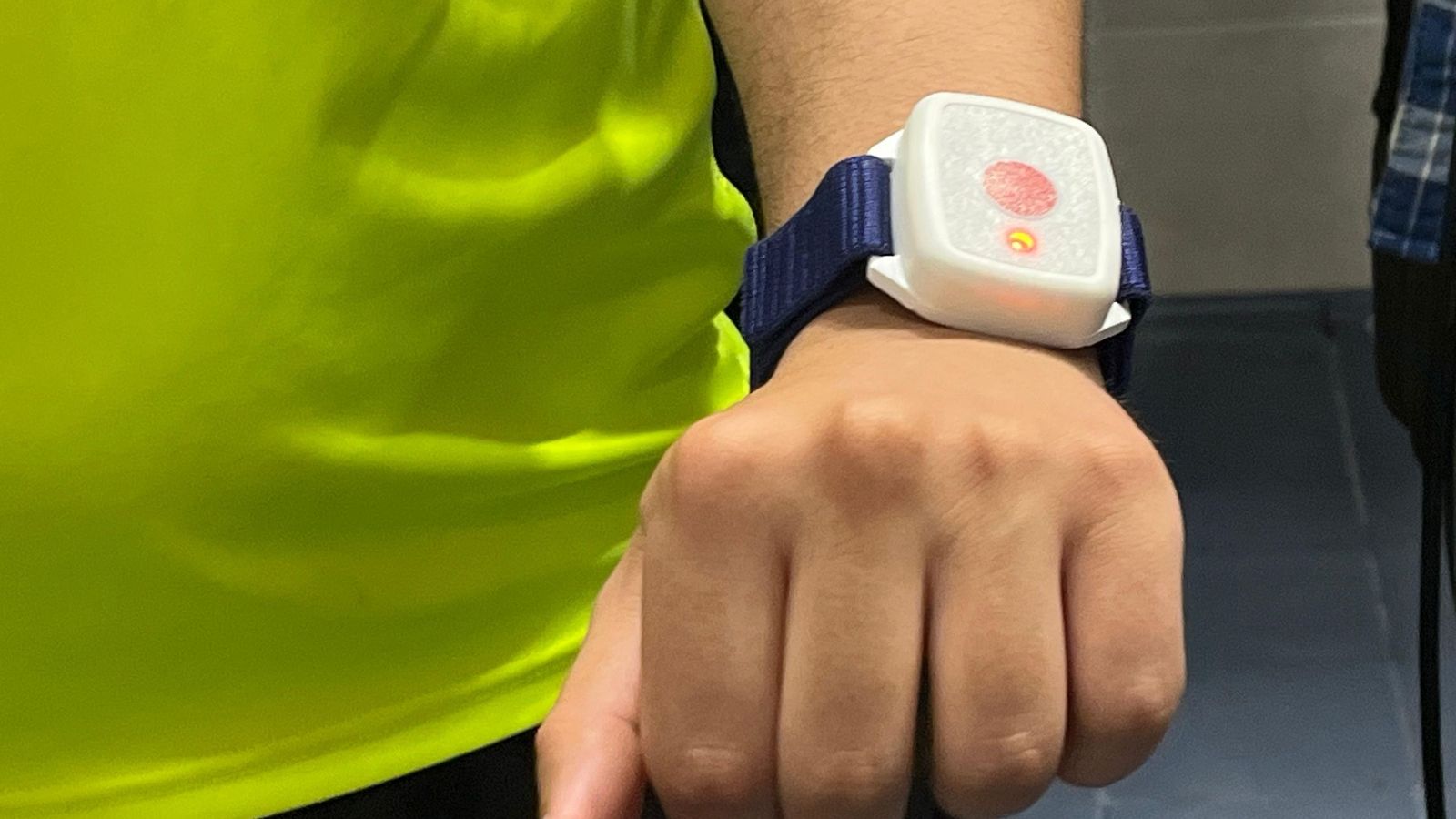 Pulsera que porta el socorrista y vibra en caso de ahogamiento