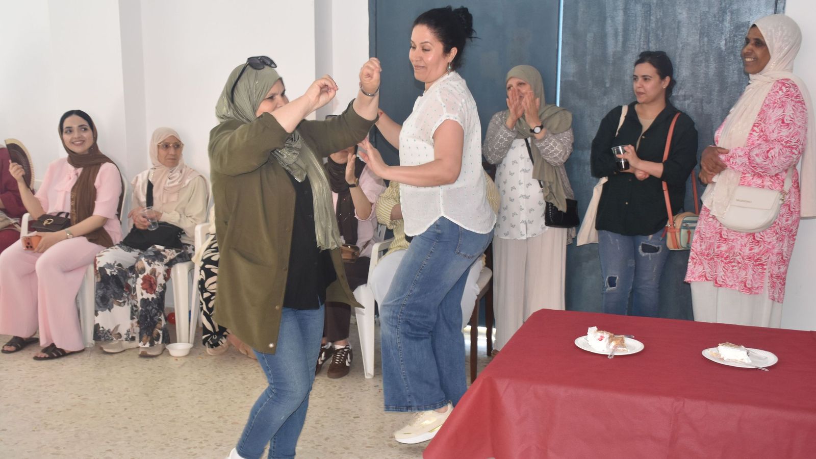 Alumnas celebrando el fin del curso de alfabetización en el local social de Vicedo Martínez
