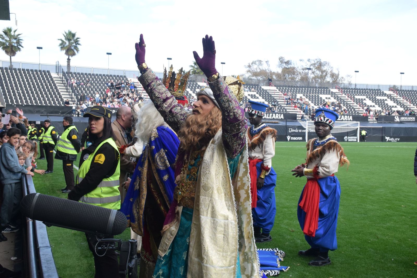 Los Reyes Magos aterrizan en el Alfonso Murube horas antes de la cabalgata