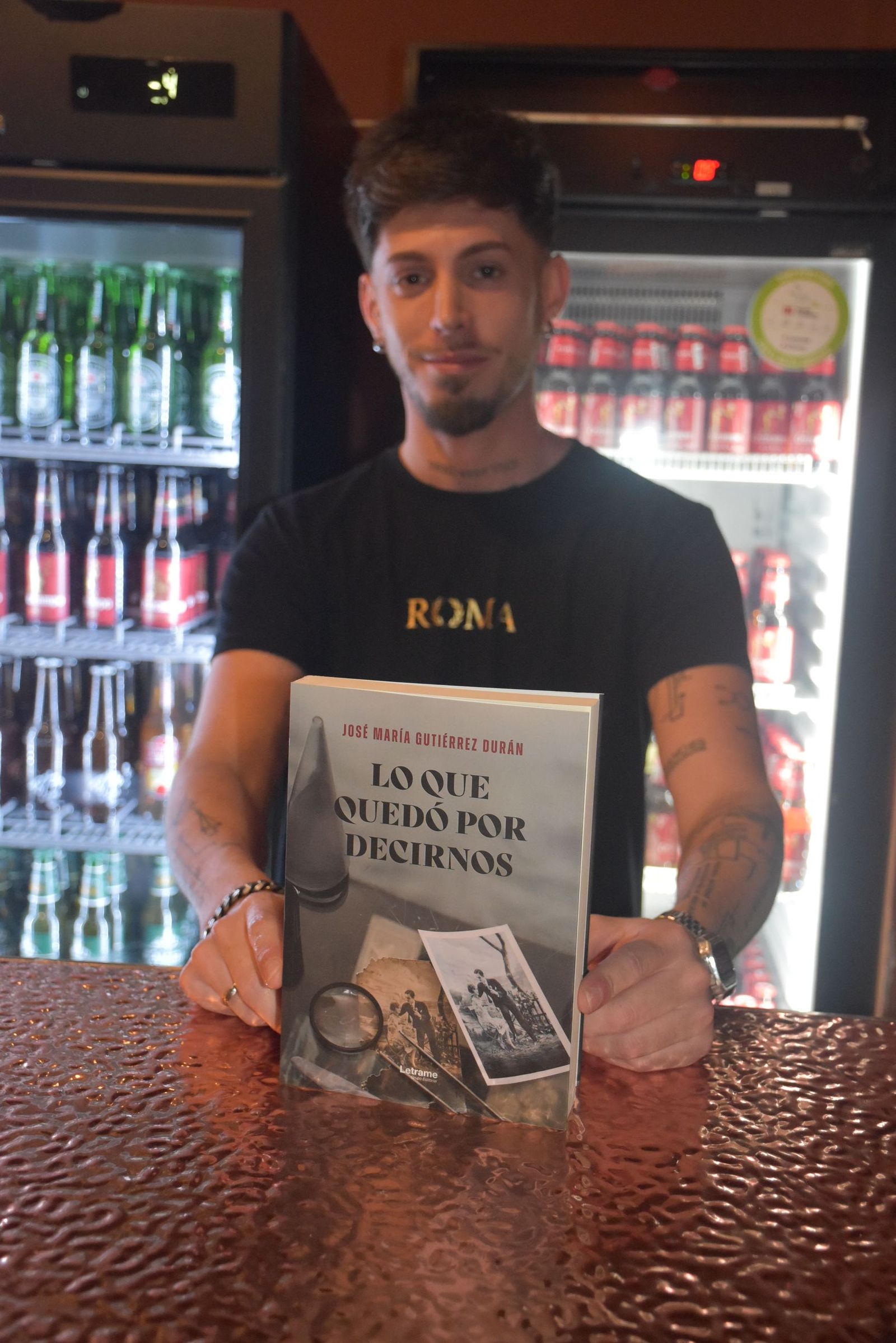 Un escritor ceutí presenta su primera novela negra en un evento benéfico para el Banco de Alimentos
