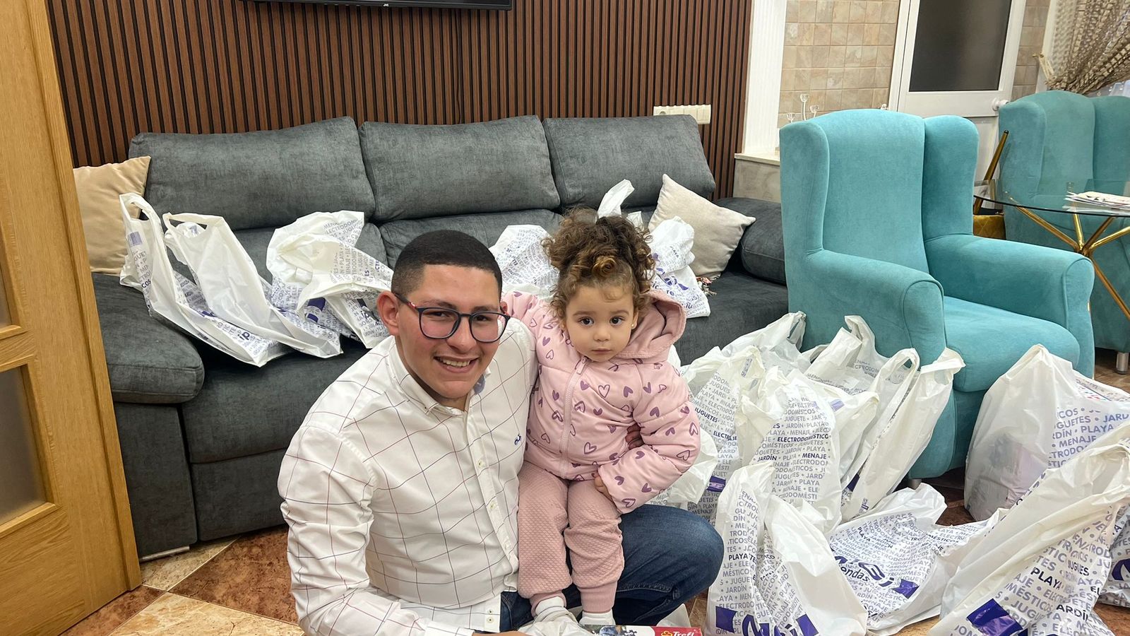 Chaib entregando regalos a una pequeña vecina.