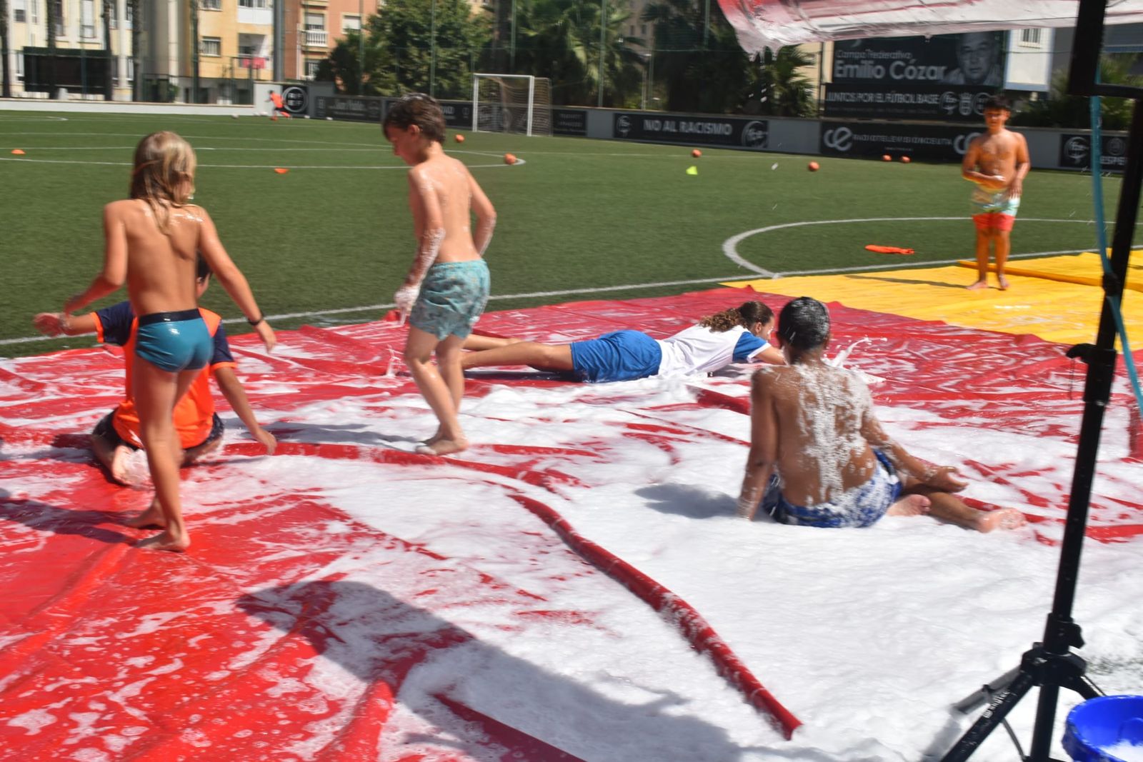 Fiesta de deporte, espuma y convivencia en el Campus de Verano ‘Emilio Cózar’