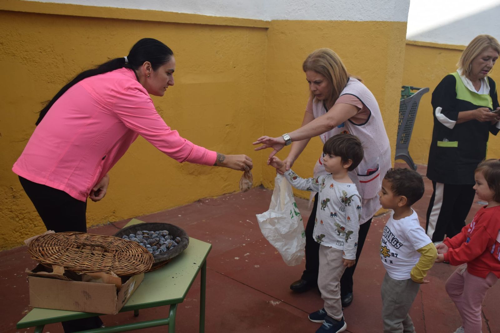 FOTGALERÍA | El Castañero visita el CEIP Ortega y Gasset y continúa su ruta por varios colegios de Ceuta