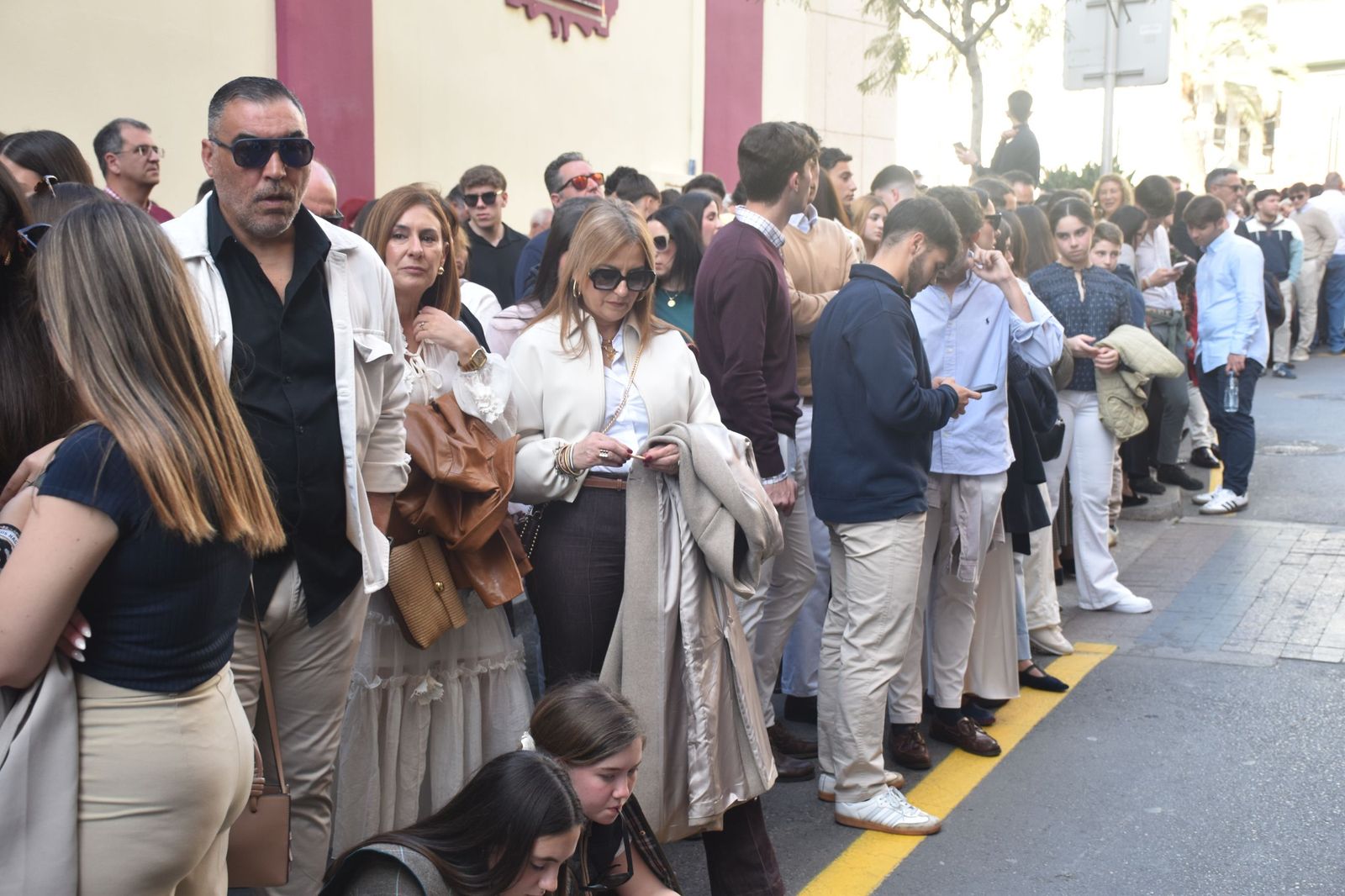 Aroma cofrade y estudiantil: Las Penas reina en el Jueves Santo