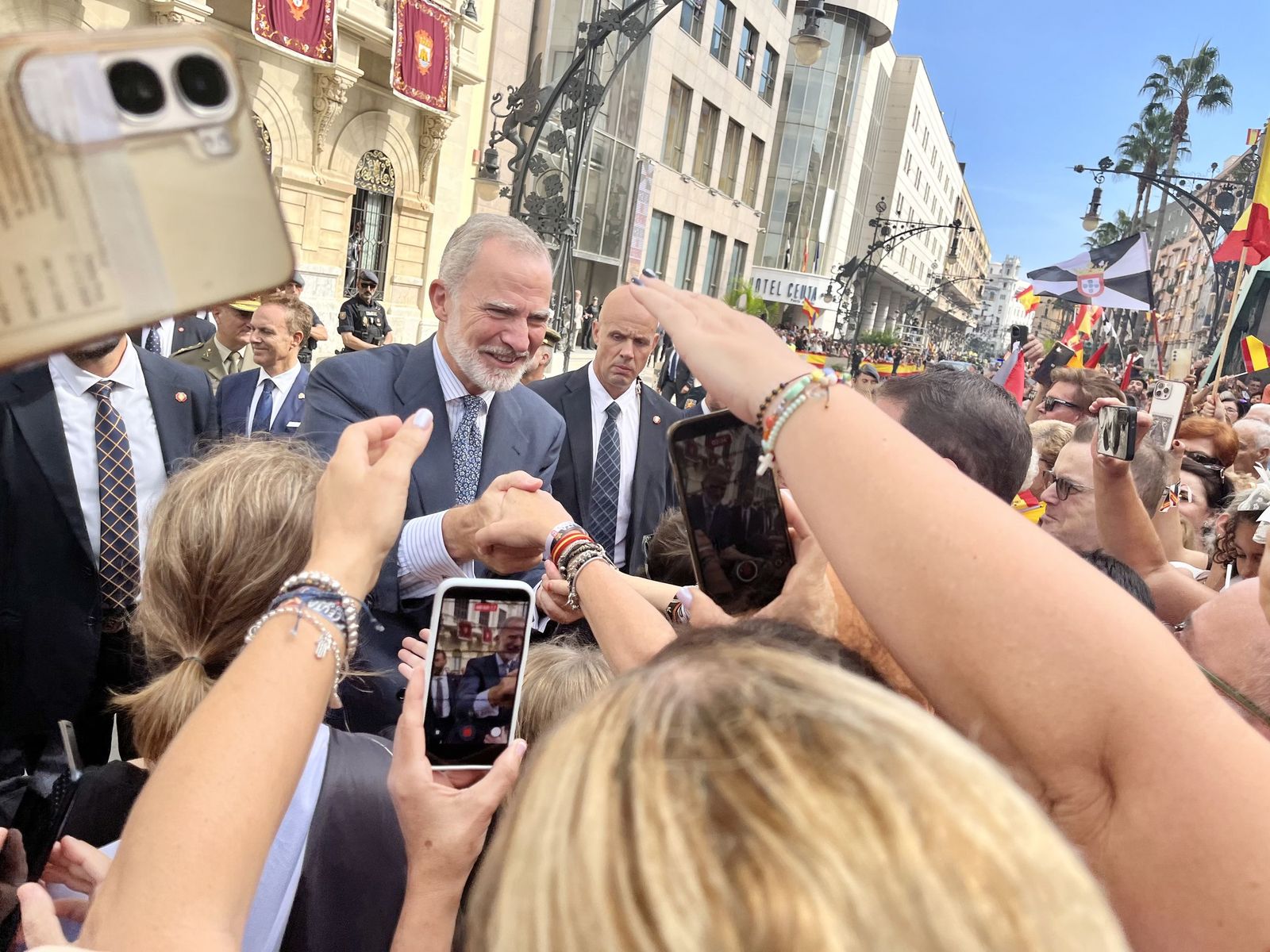 Álbum de una jornada histórica: Felipe y Letizia, con los ceutíes