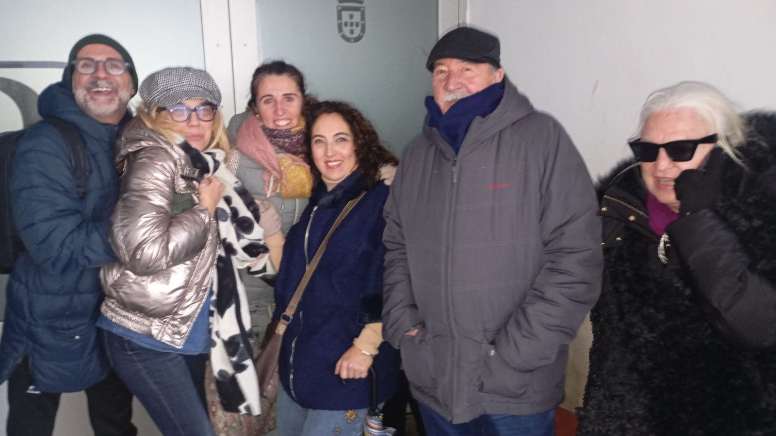 Frío, camaradería y guasa a la espera de la entrada