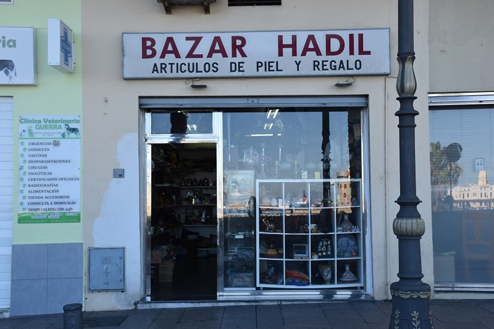 `Bazar Hadil´, en el Paseo de las Palmeras desde 1994, decorará con luces su escaparate, como cada año / FOTO G.S.