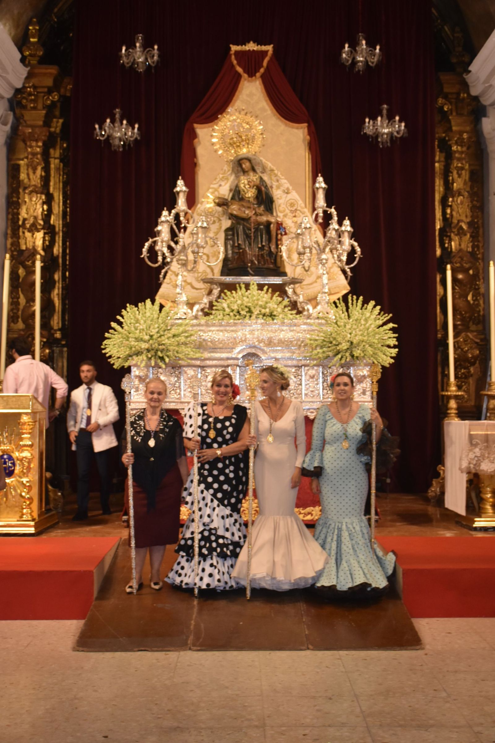 Los ceutíes vuelven a encontrarse con su Madre entre flores, esperanza y lágrimas contenidas